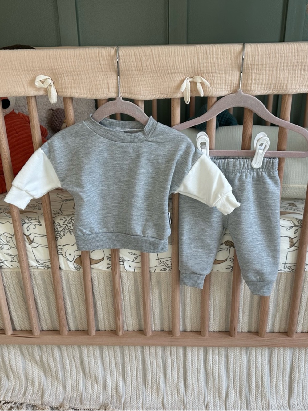 Badgley Mischka Grey Sweatshirt & White-Sleeve Jogger Set for Baby